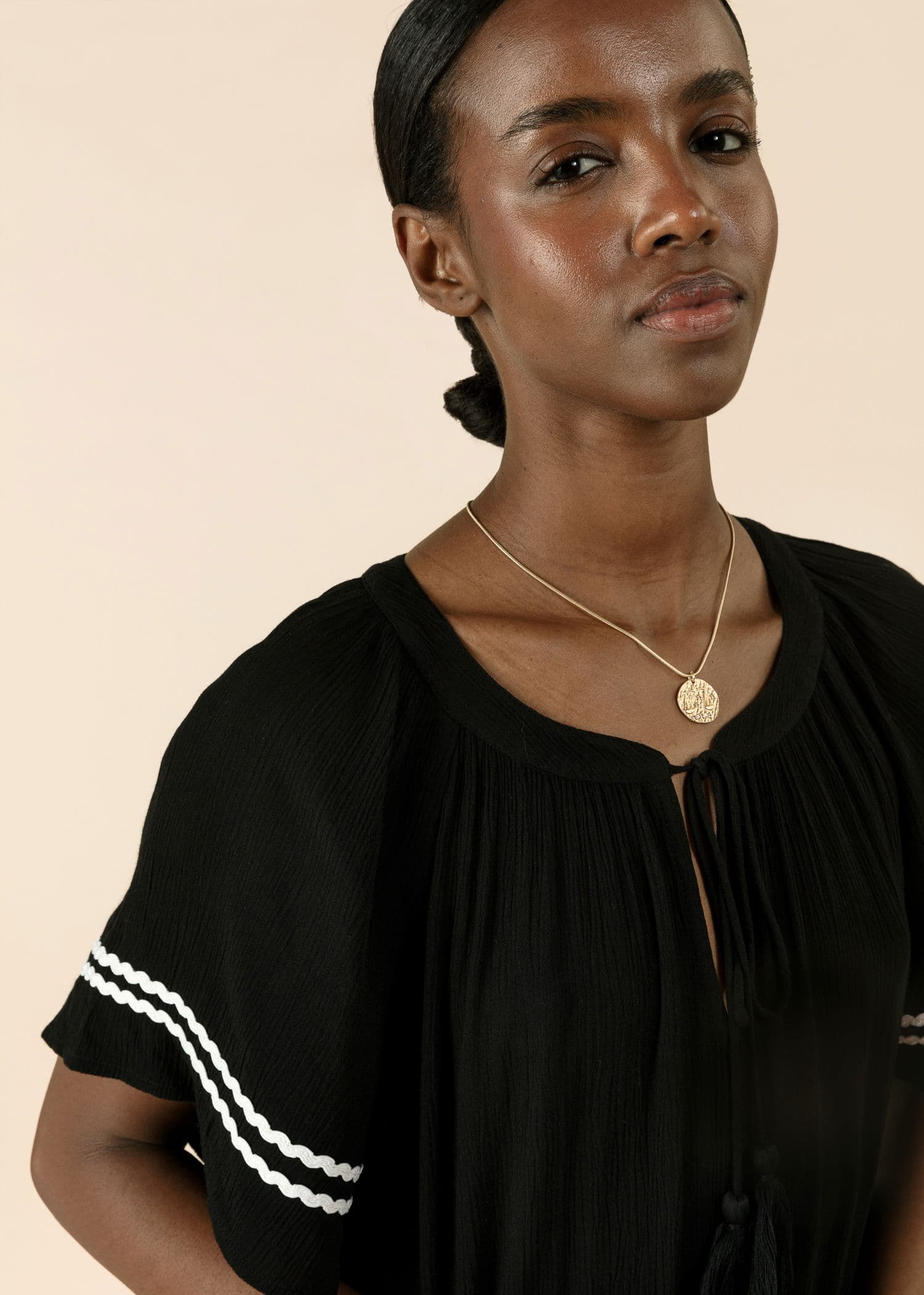 ESRA Creppad lång klänning - Svart 2 - Indiska