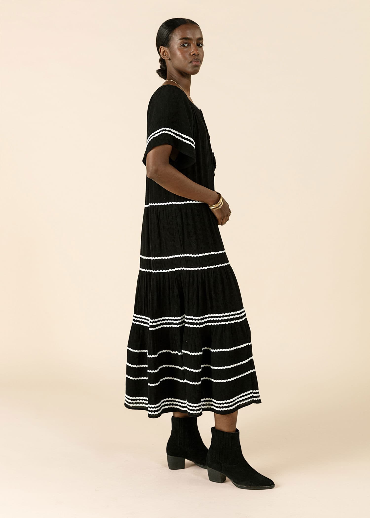 ESRA Creppad lång klänning - Svart 3 - Indiska