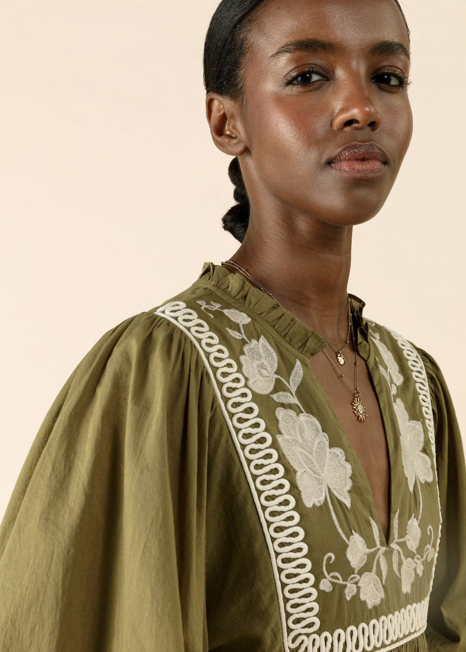 CORNELIA Broderad tunika med puffärm - Grön 3 - Indiska