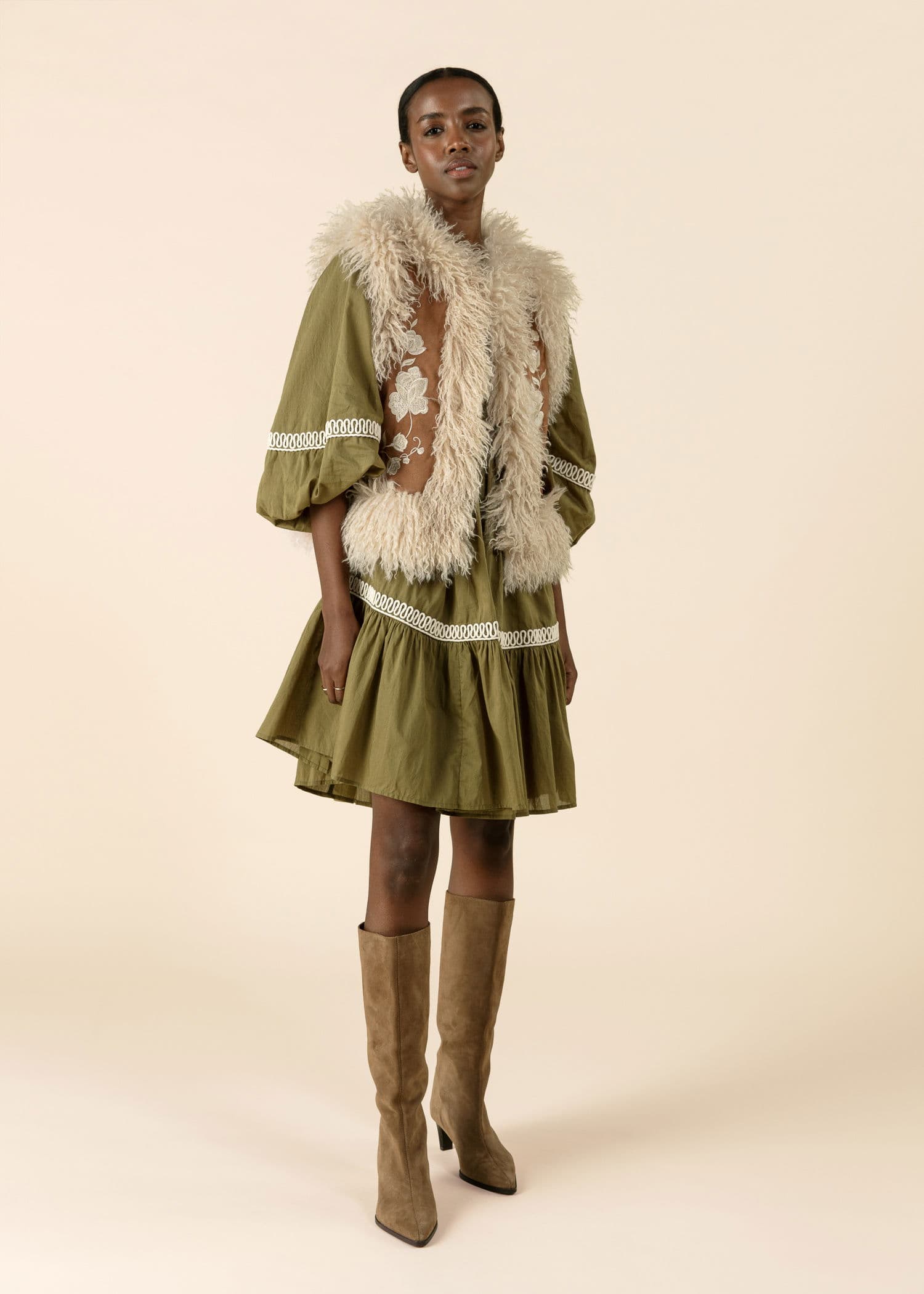 GILLIAN Brodeerattu liivi pörröisillä reunoilla - Ruskea 3 - Indiska