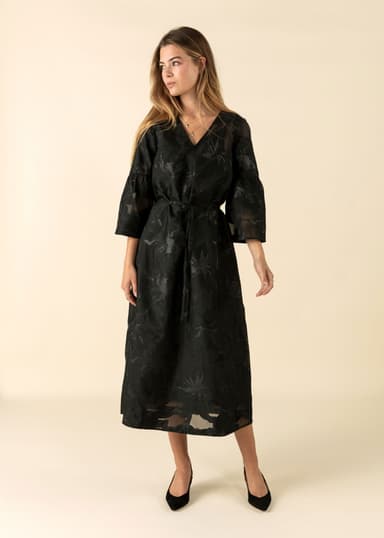 REBECKA Pitkä jakardikuvioitu mekko - Musta 1 - Indiska