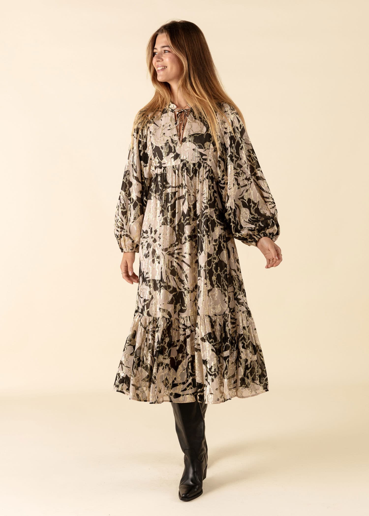 NINA Glittrig klänning med puffärm  - Svart 3 - Indiska