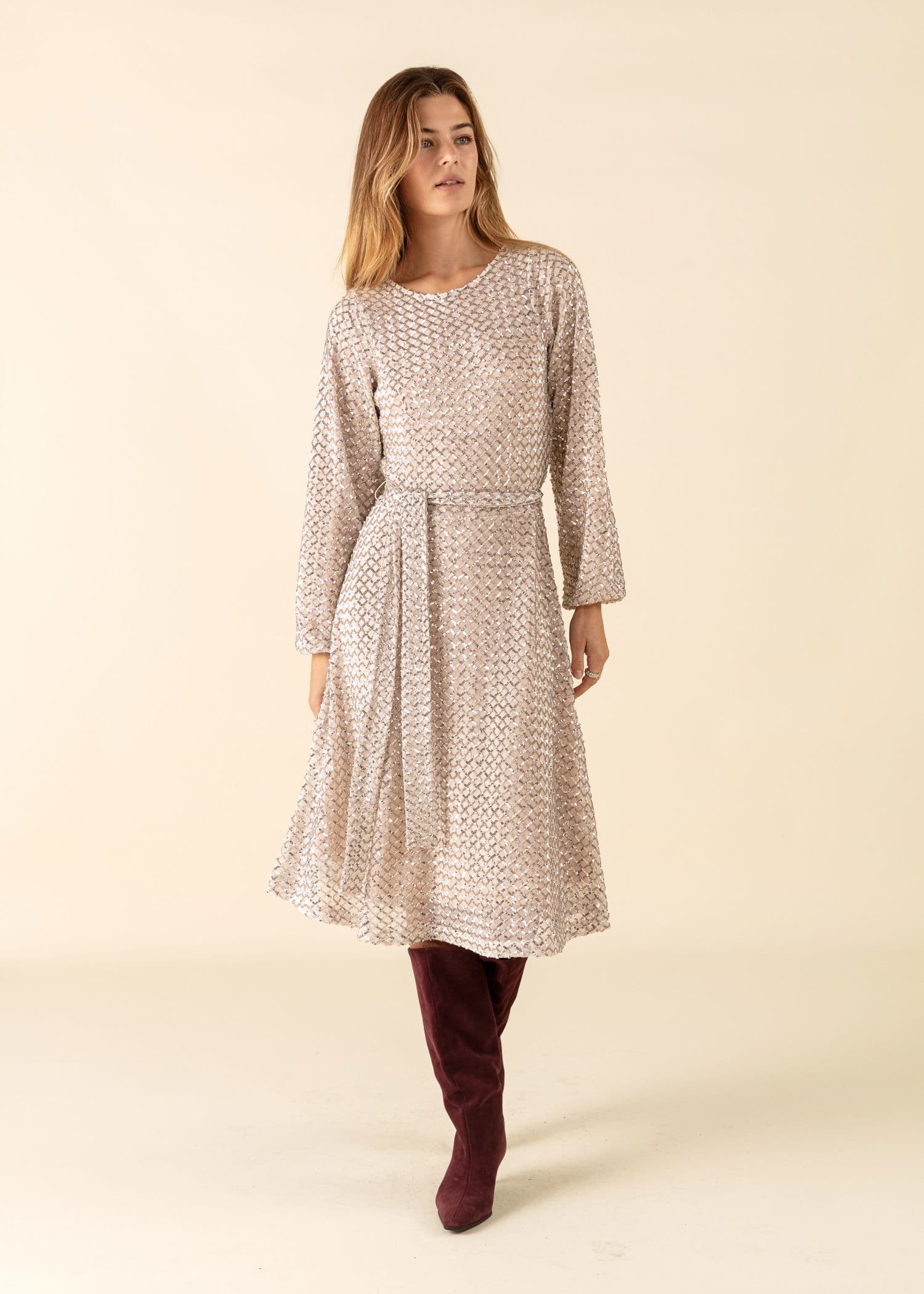 JULIANA Paljettkjole med lange ermer - Beige 1 - Indiska