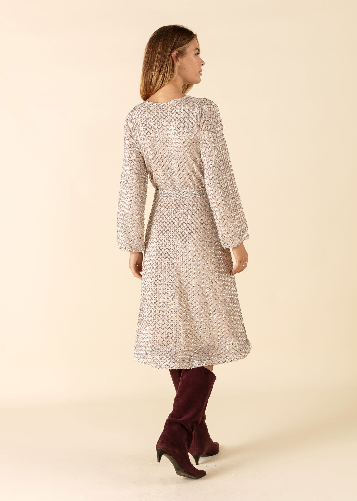 JULIANA Paljettkjole med lange ermer - Beige 4 - Indiska