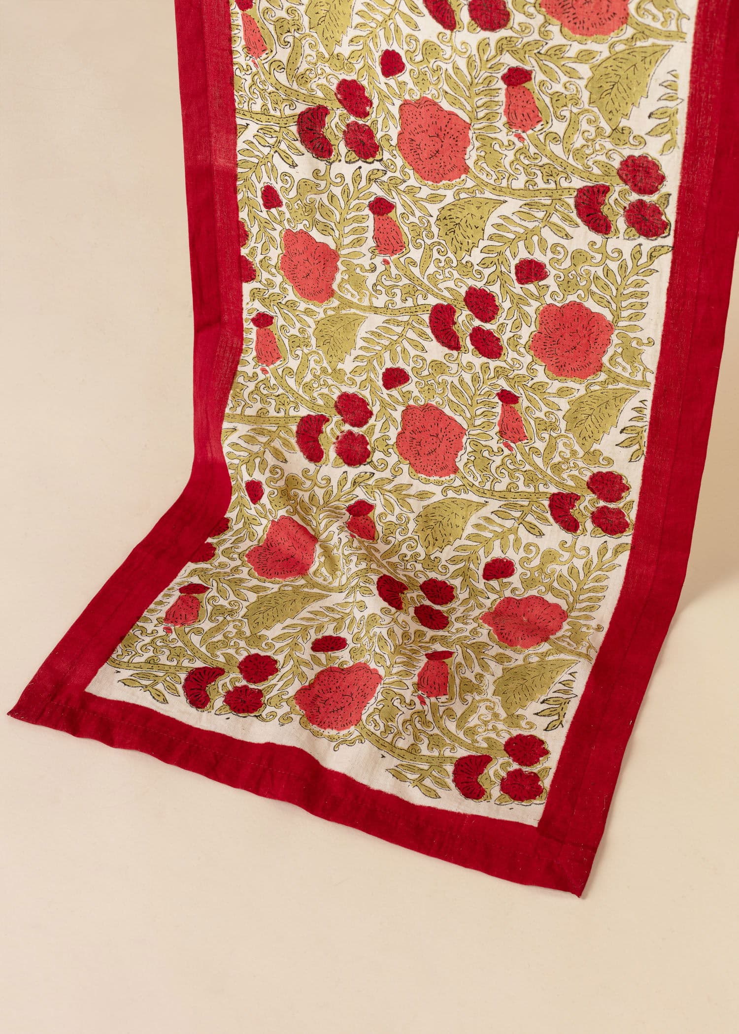 Viny Käsinpainettu kaitaliina 40x150 cm - Punainen 5 - Indiska