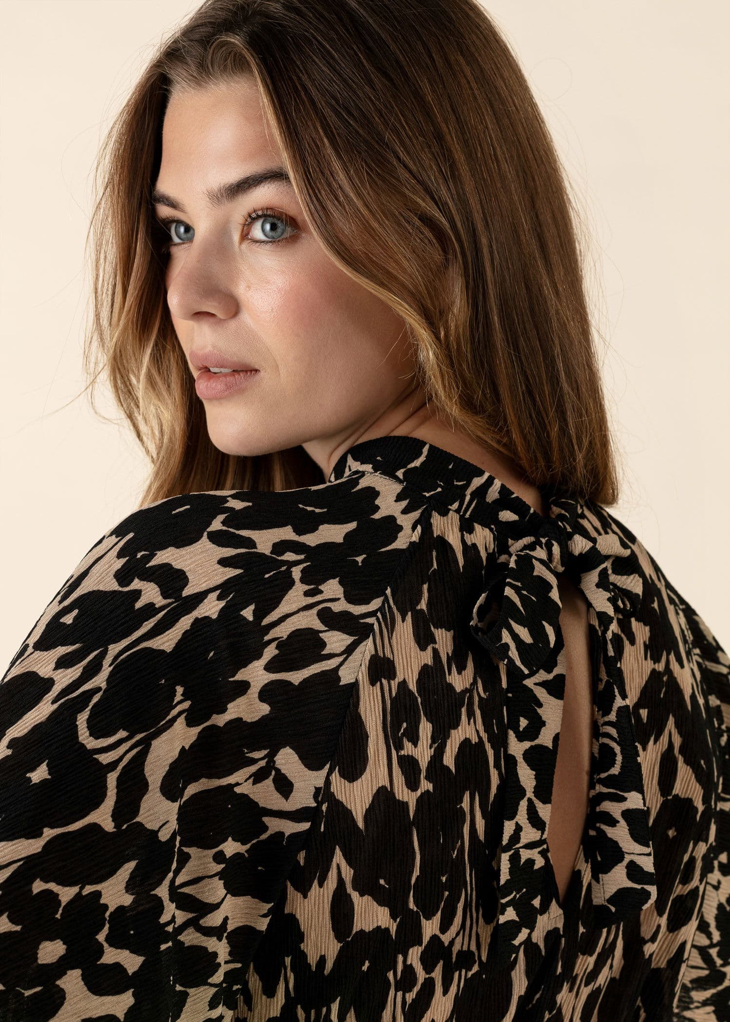 VERONICA Kuviollinen midimekko - Musta 3 - Indiska