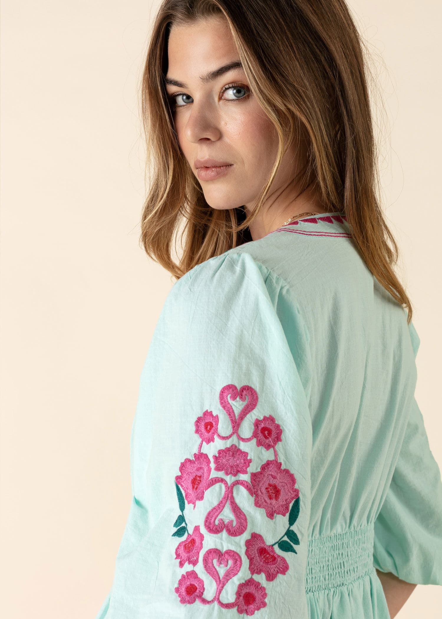 MIRELLA Lyhyt kirjailtu mekko - Vihreä 3 - Indiska