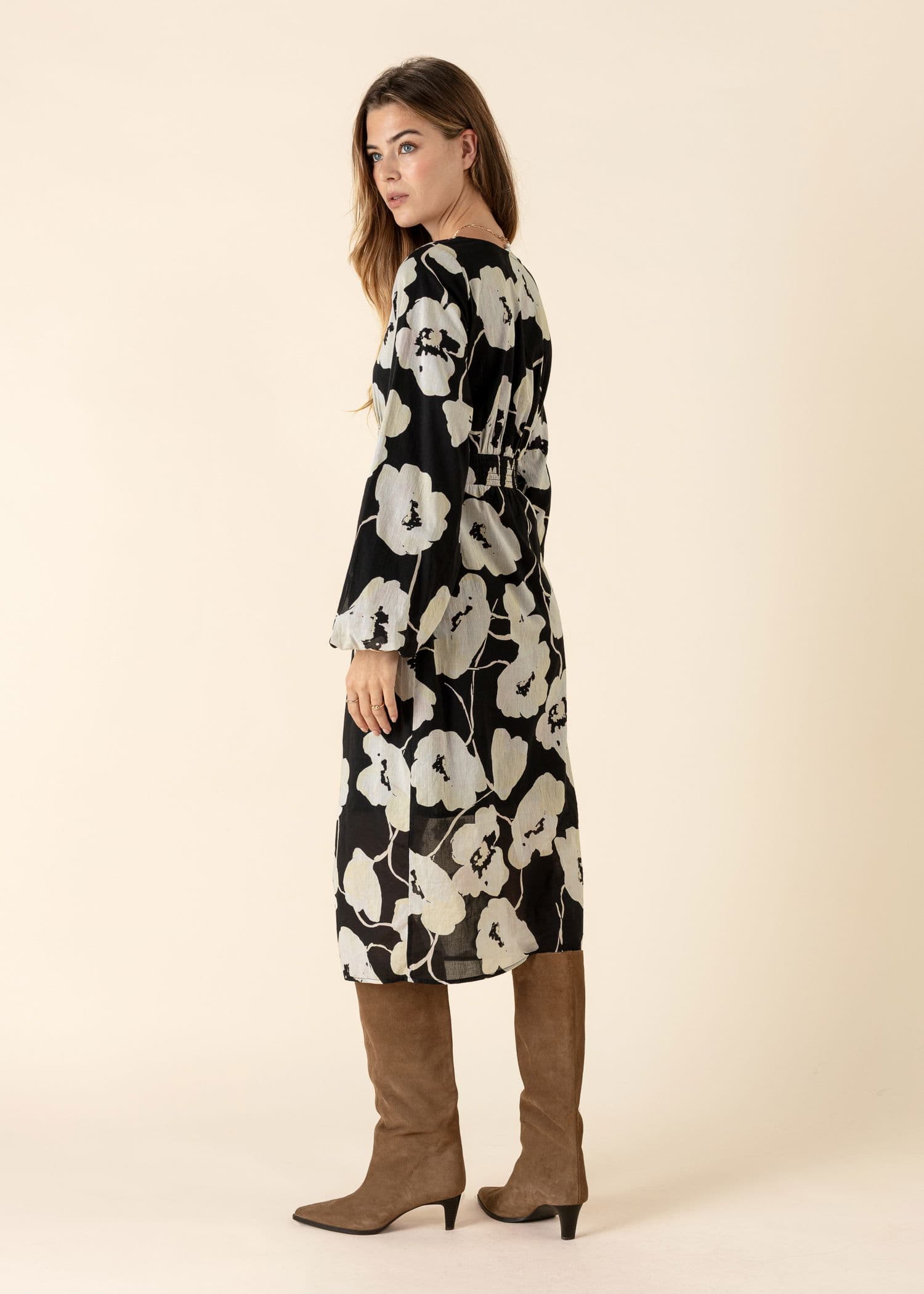 REGINA Kukallinen midimekko - Musta 3 - Indiska