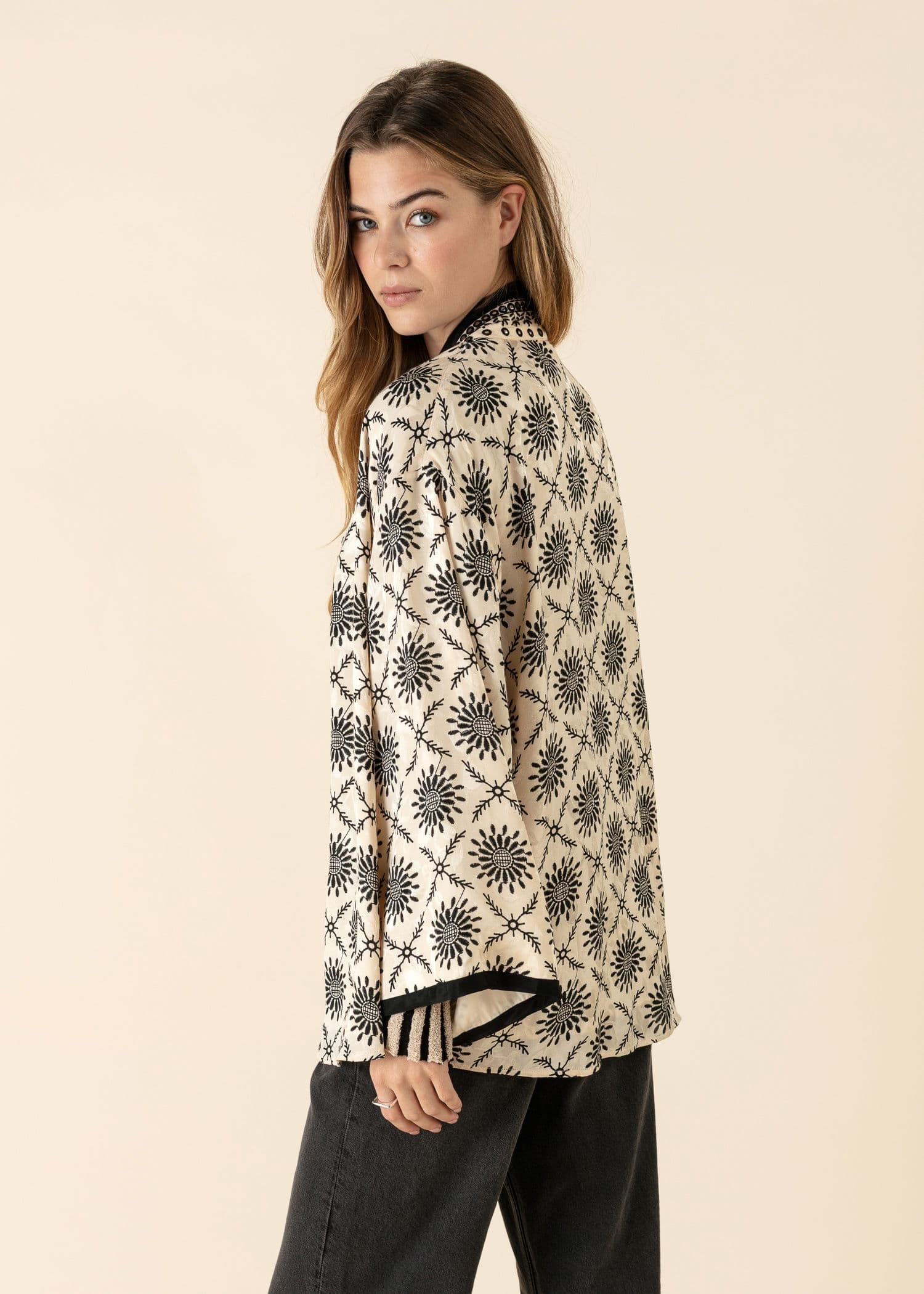 IRIDA Kirjailtu lyhyt kimono - Valkoinen 5 - Indiska