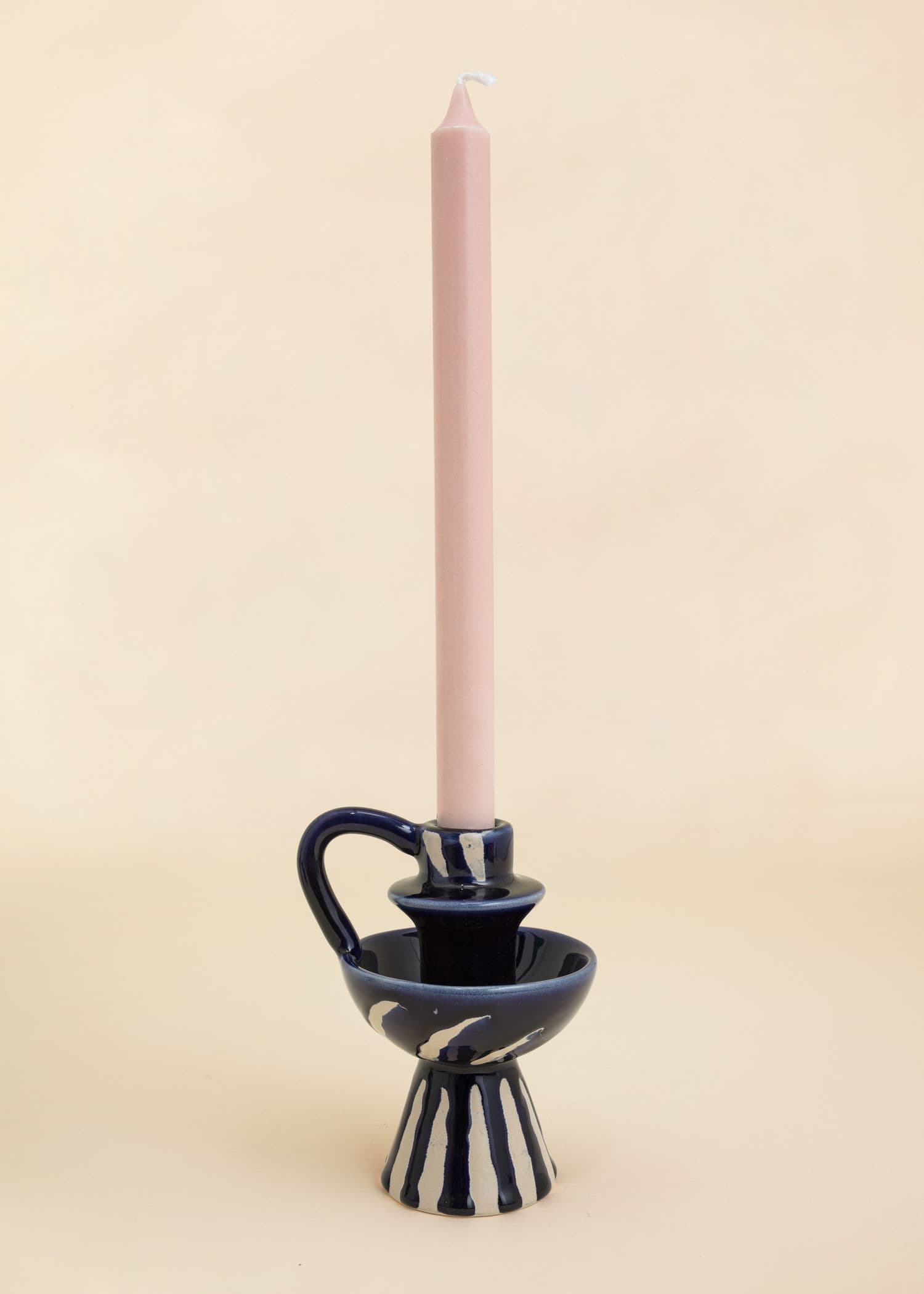 STRIPE Kuviollinen kynttilänjalka kahvalla - Sininen 1 - Indiska