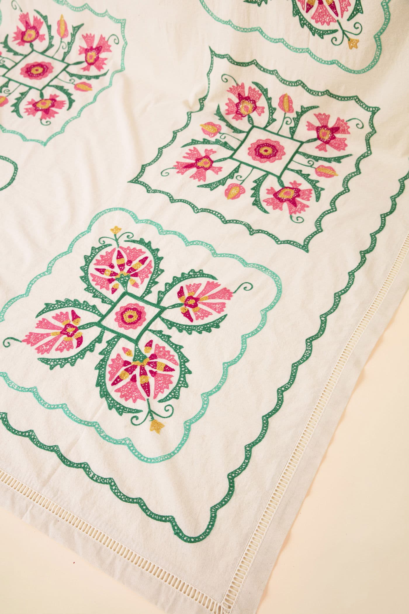 Diya Brodert bomullsduk - Hvit 2 - Indiska