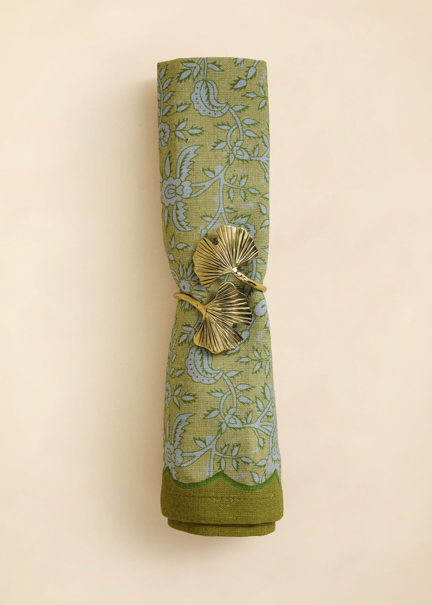 LEAF Dekorativ servettring i mässing - Guld 2 - Indiska