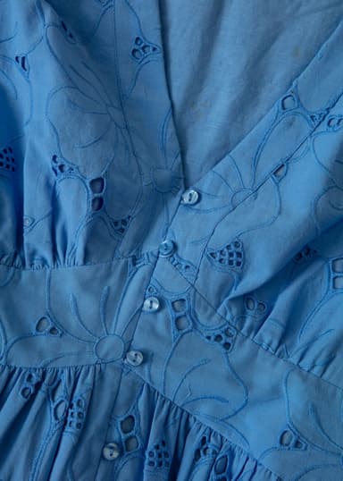 ANGELA Blomstret kjole i broderie anglaise - Blå 6 - Indiska