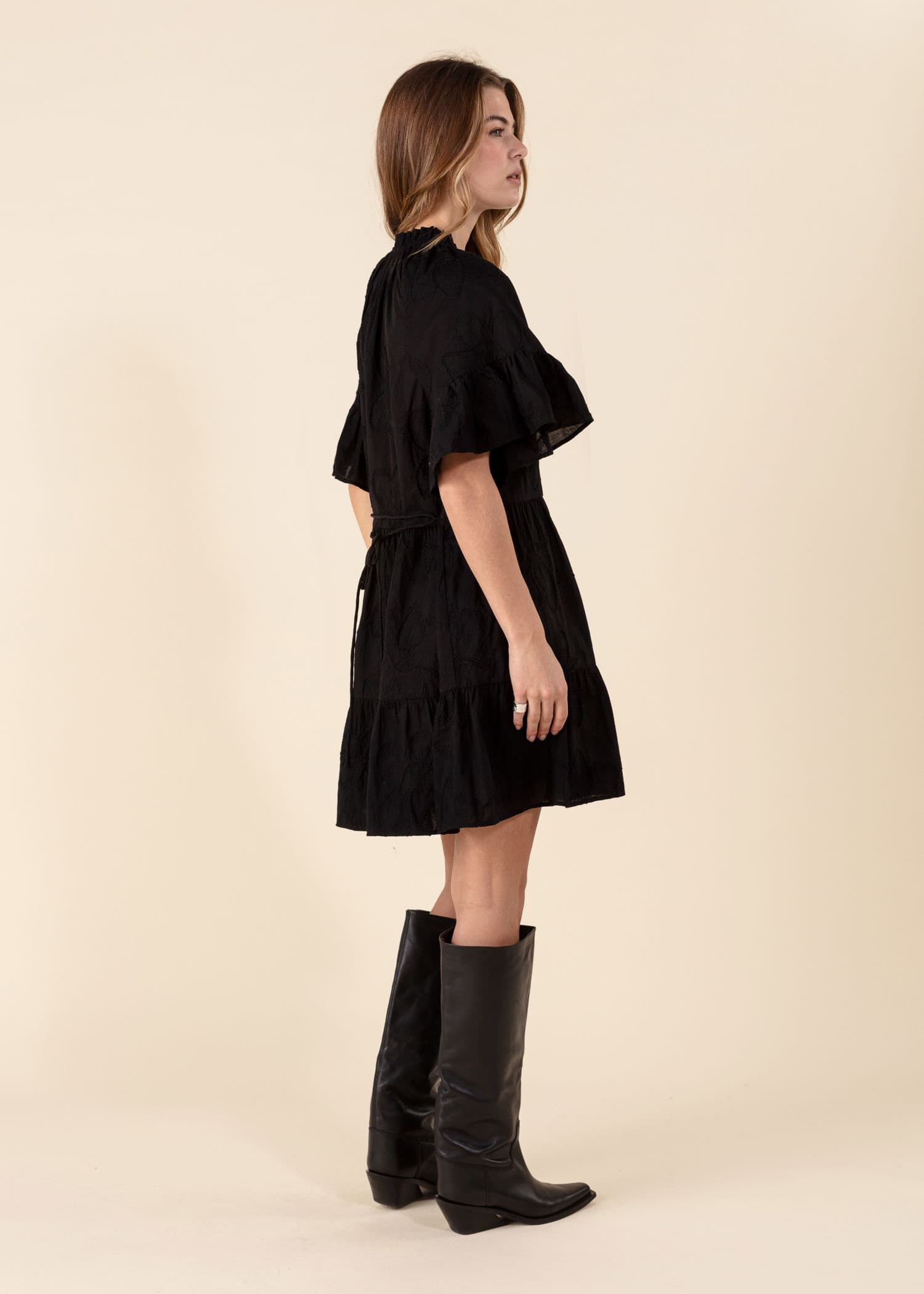 SUMAN Brodert kort kjole - Svart 2 - Indiska