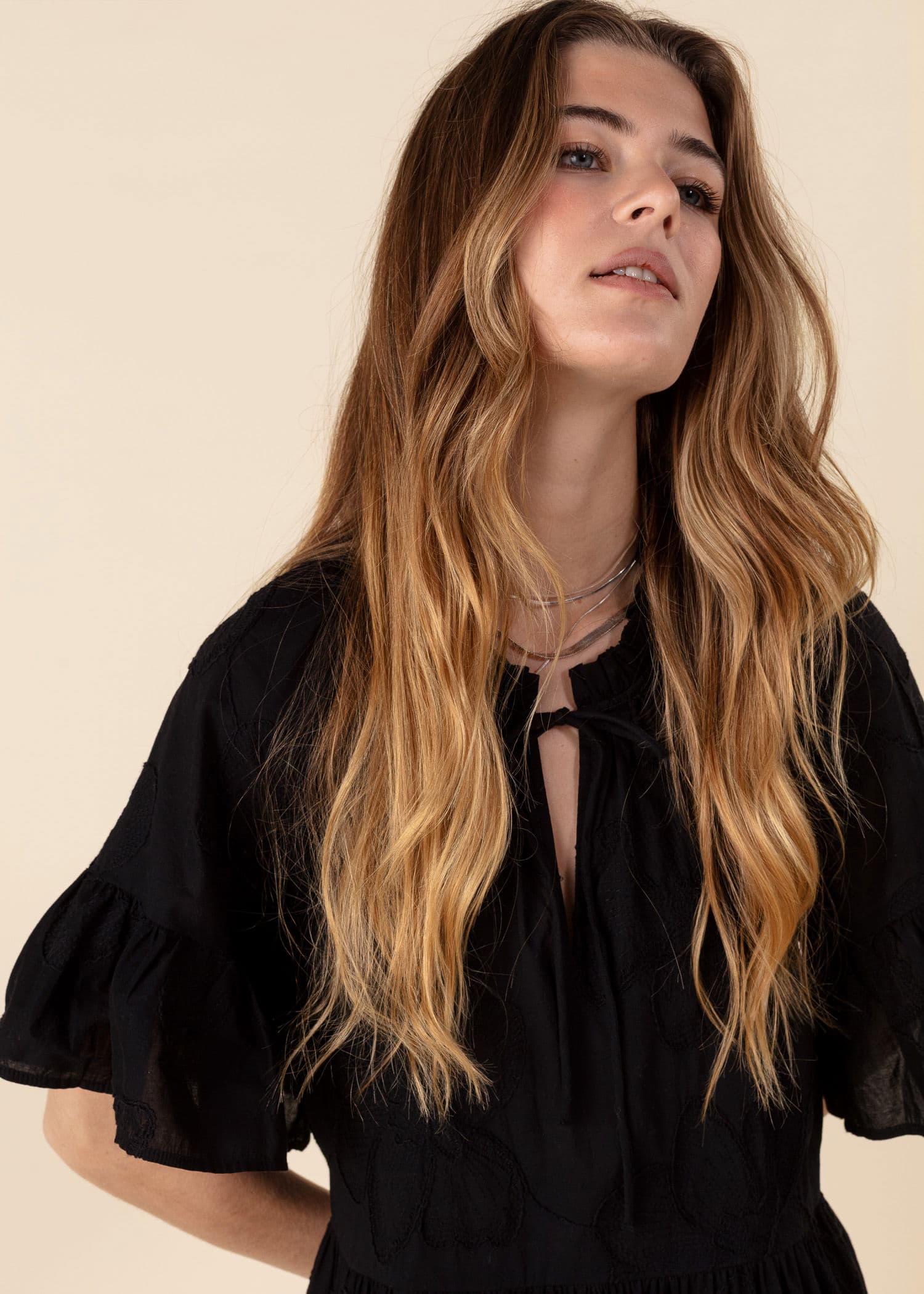 SUMAN Brodert kort kjole - Svart 3 - Indiska