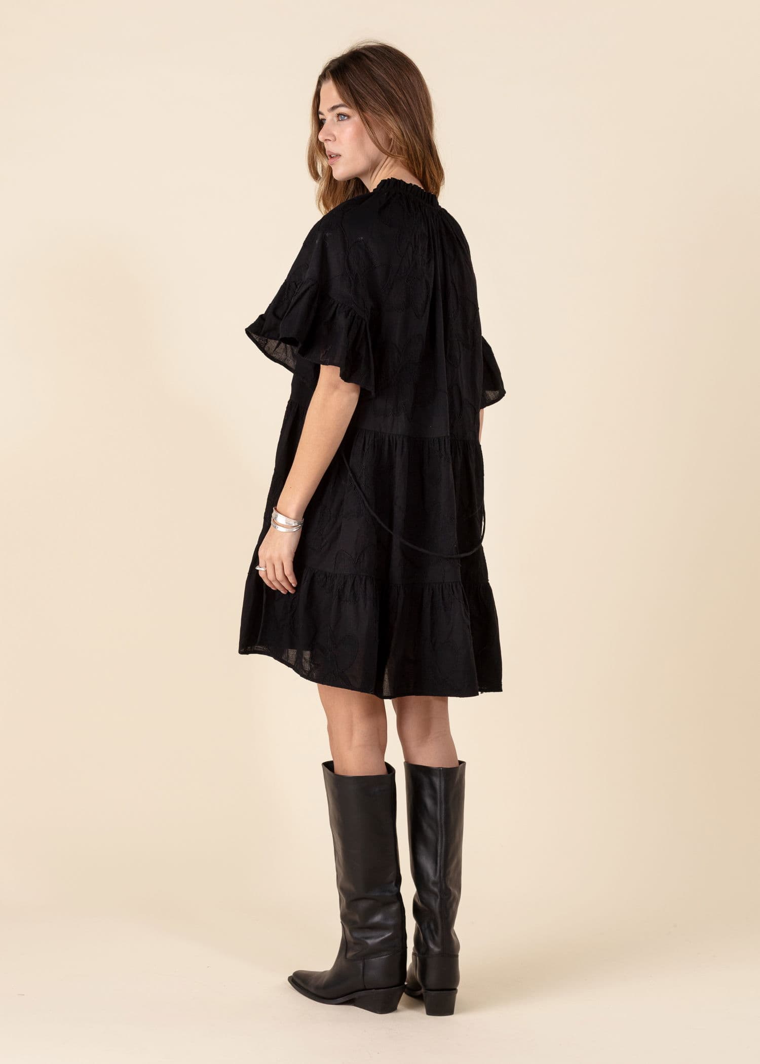 SUMAN Brodert kort kjole - Svart 4 - Indiska