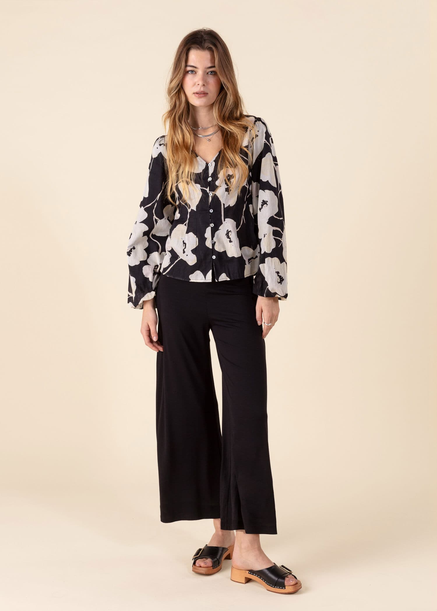 LILLEMOR Korkeavyötäröiset vajaamittaiset housut - Musta 1 - Indiska