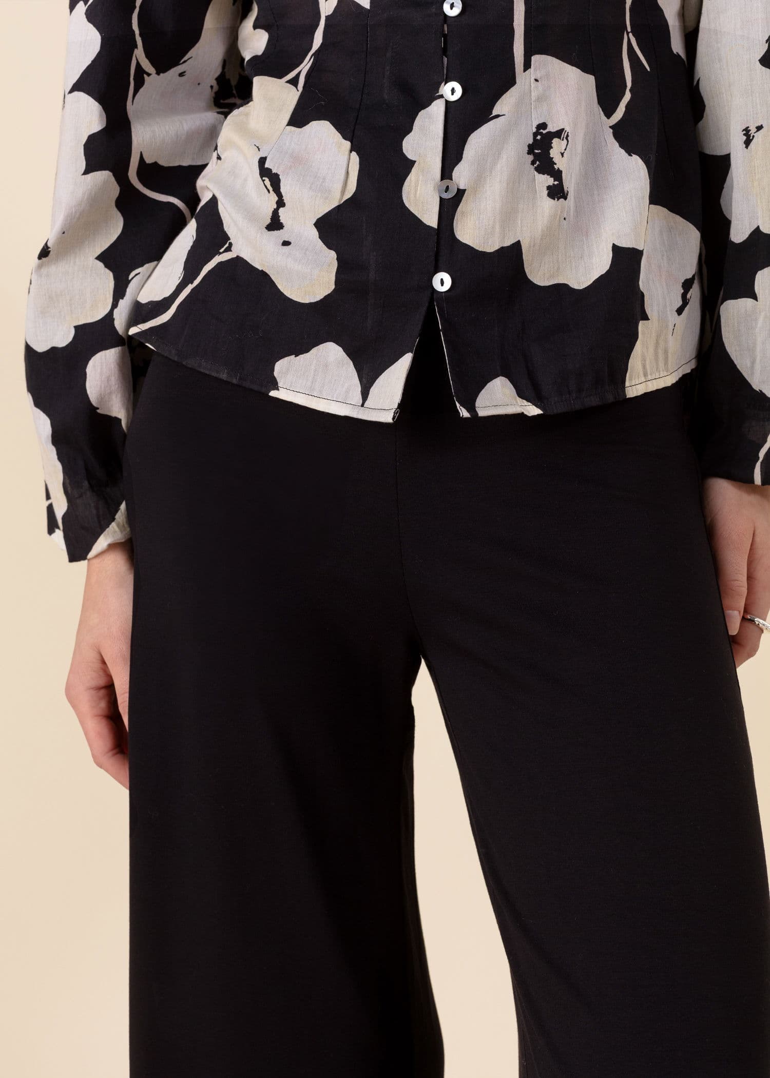 LILLEMOR Korkeavyötäröiset vajaamittaiset housut - Musta 3 - Indiska