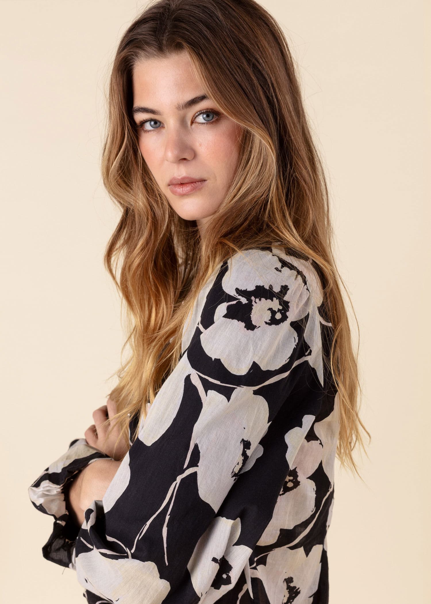 ANNABELLE Blomstret bluse - Svart 2 - Indiska