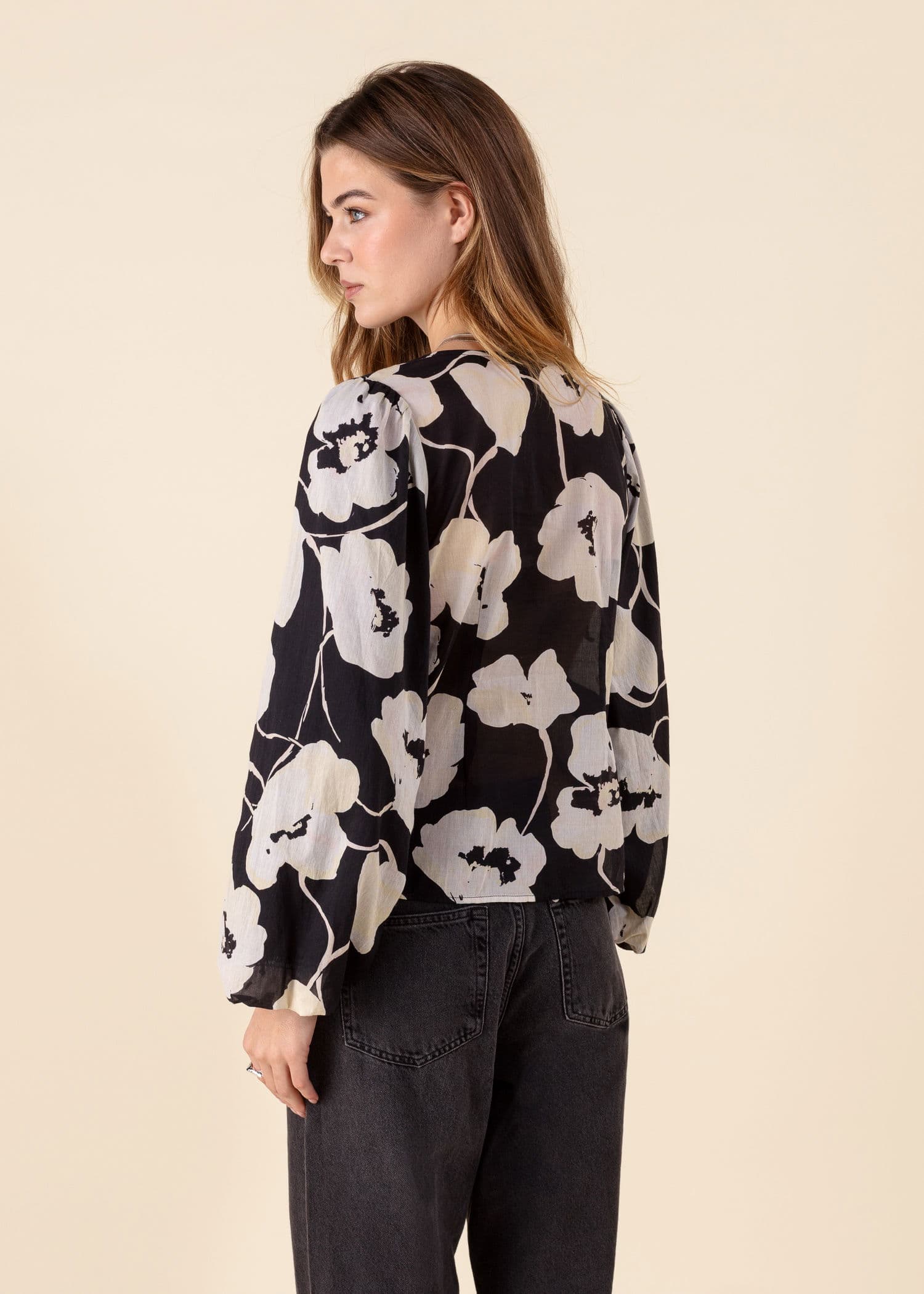 ANNABELLE Blomstret bluse - Svart 4 - Indiska