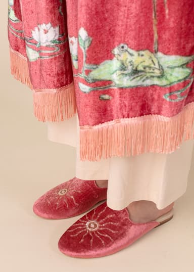 Velvet Broderte velourtøfler - Rosa 2 - Indiska