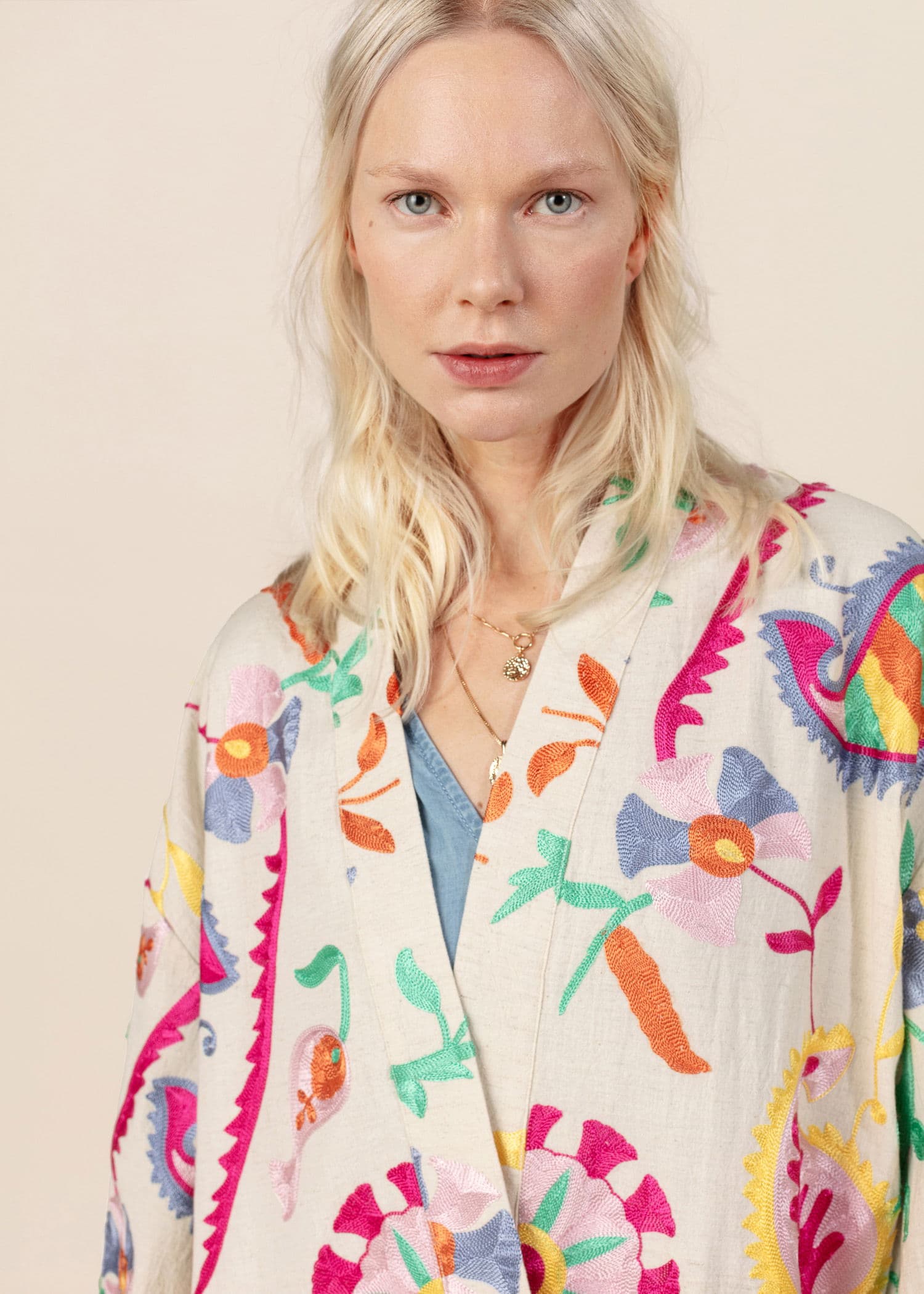 VIVI Mønstret, brodert kimono - Blå 4 - Indiska