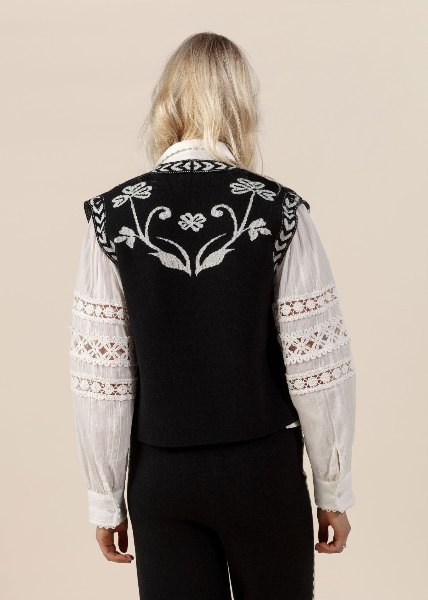 FLORA Jacquardstrikket vest - Svart 2 - Indiska