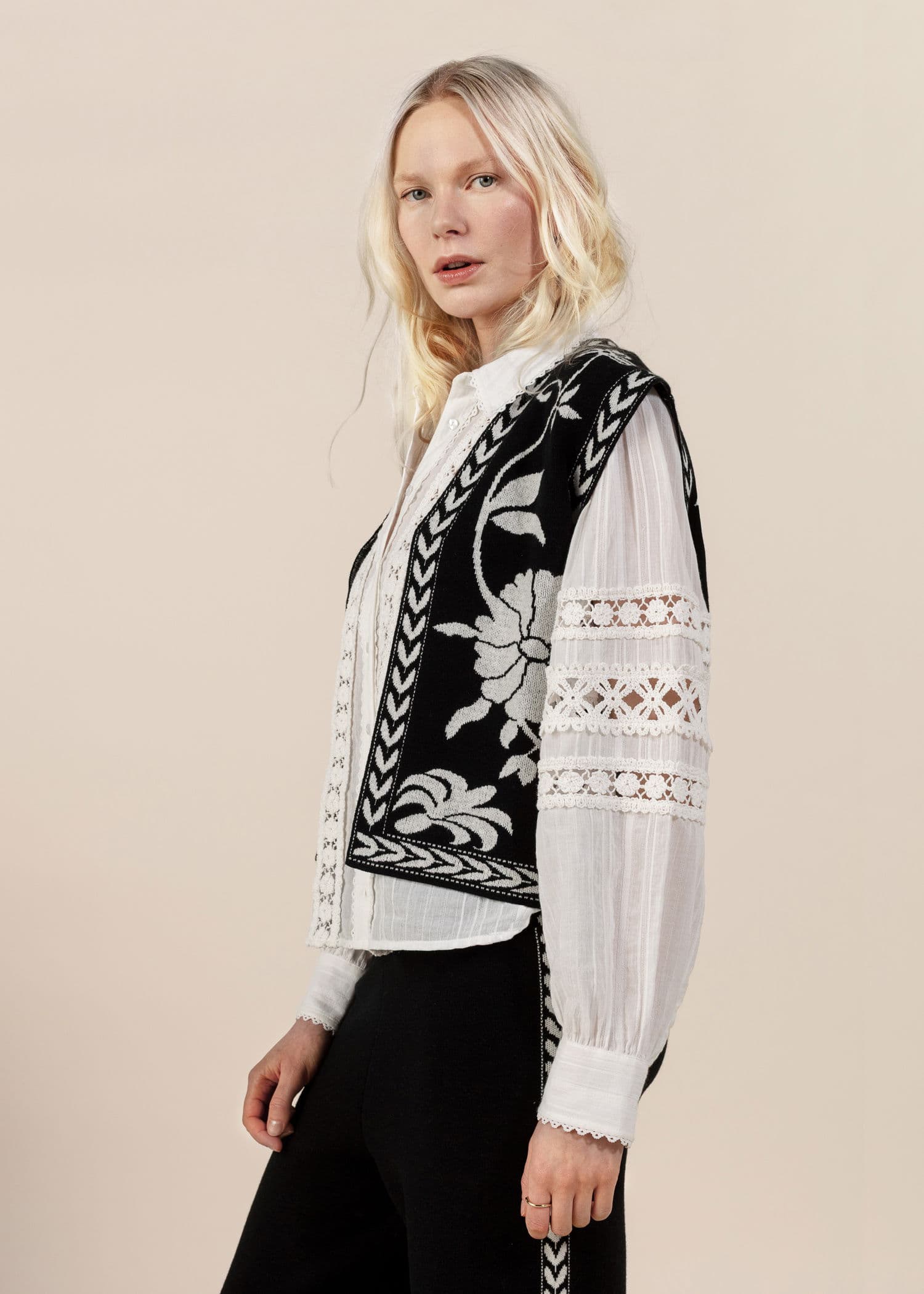 FLORA Jacquardstrikket vest - Svart 3 - Indiska