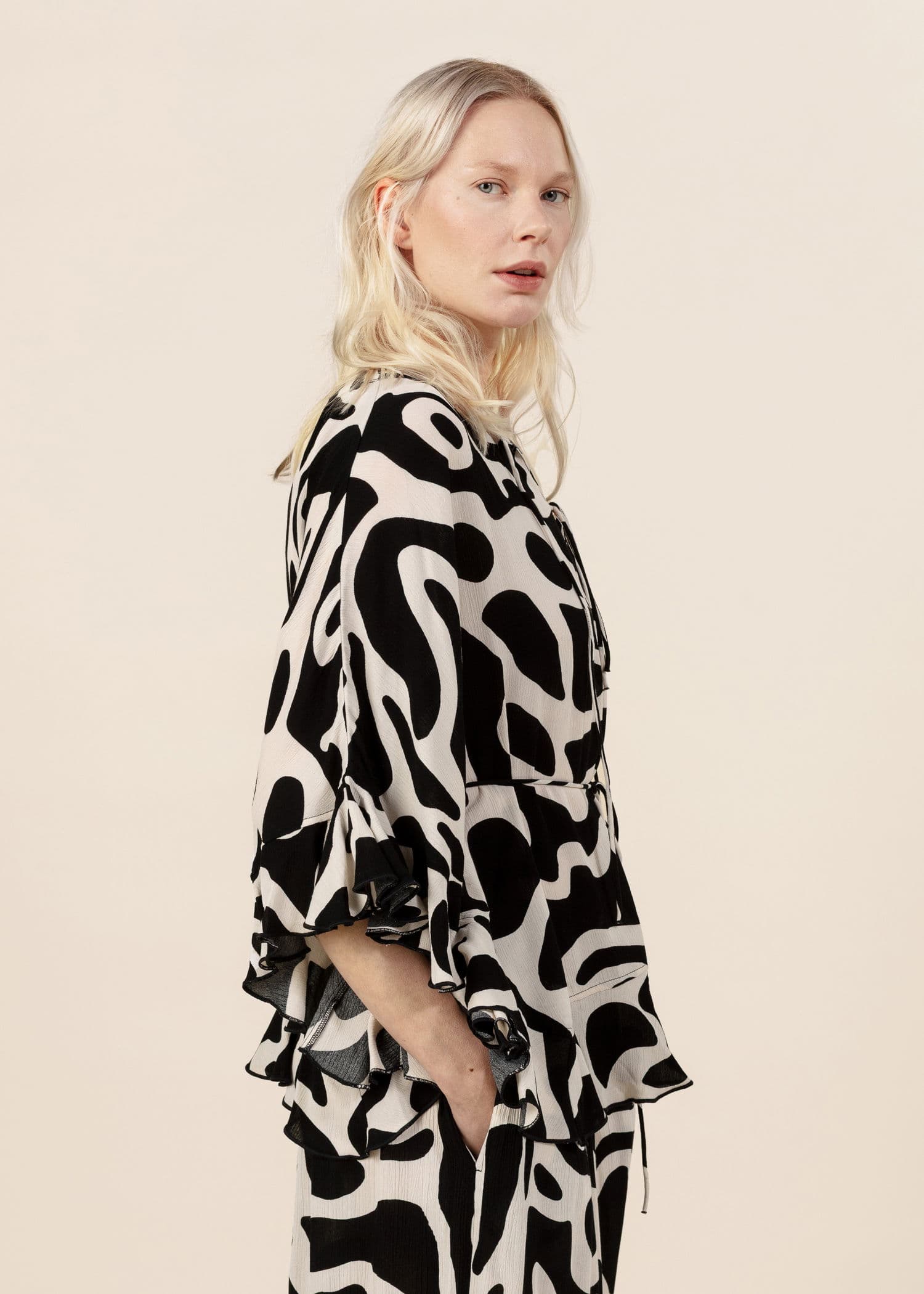 RUBY Mønstret bluse med rysjer - Beige 1 - Indiska