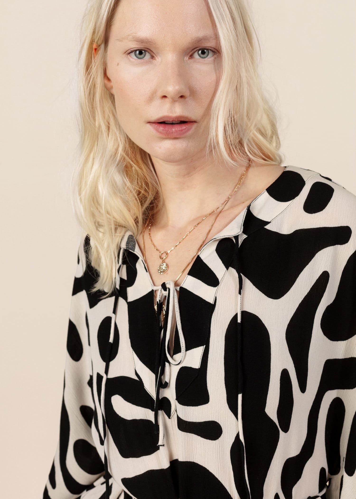 RUBY Mønstret bluse med rysjer - Beige 2 - Indiska