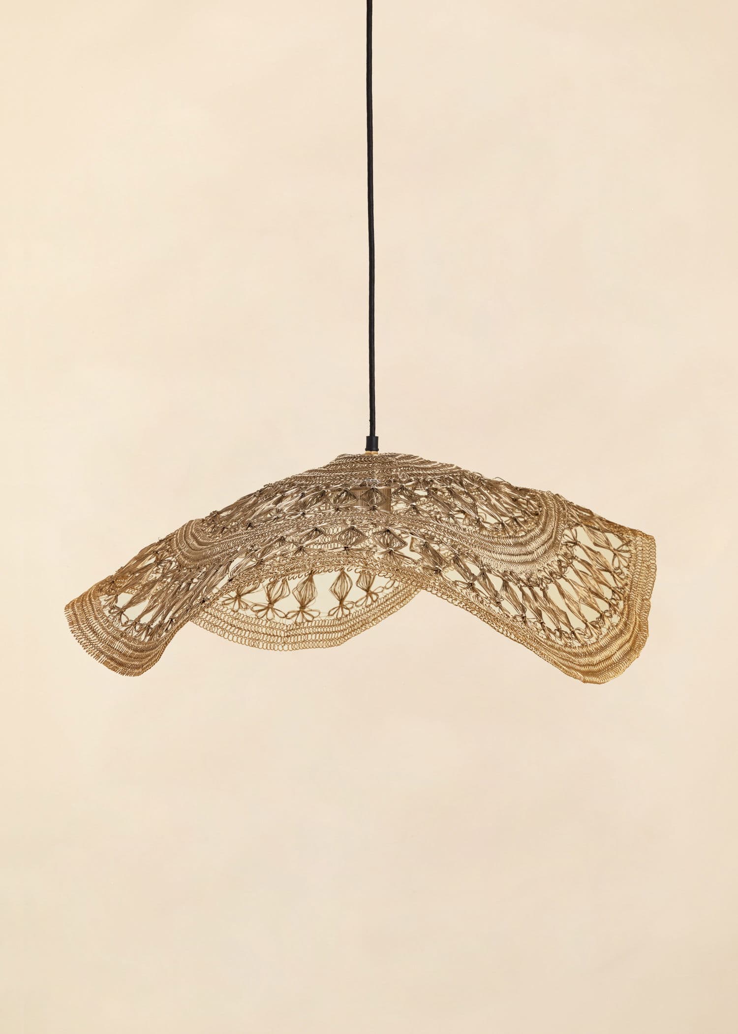 CLARA Dekorativ taklampe i jern  - Gull 3 - Indiska