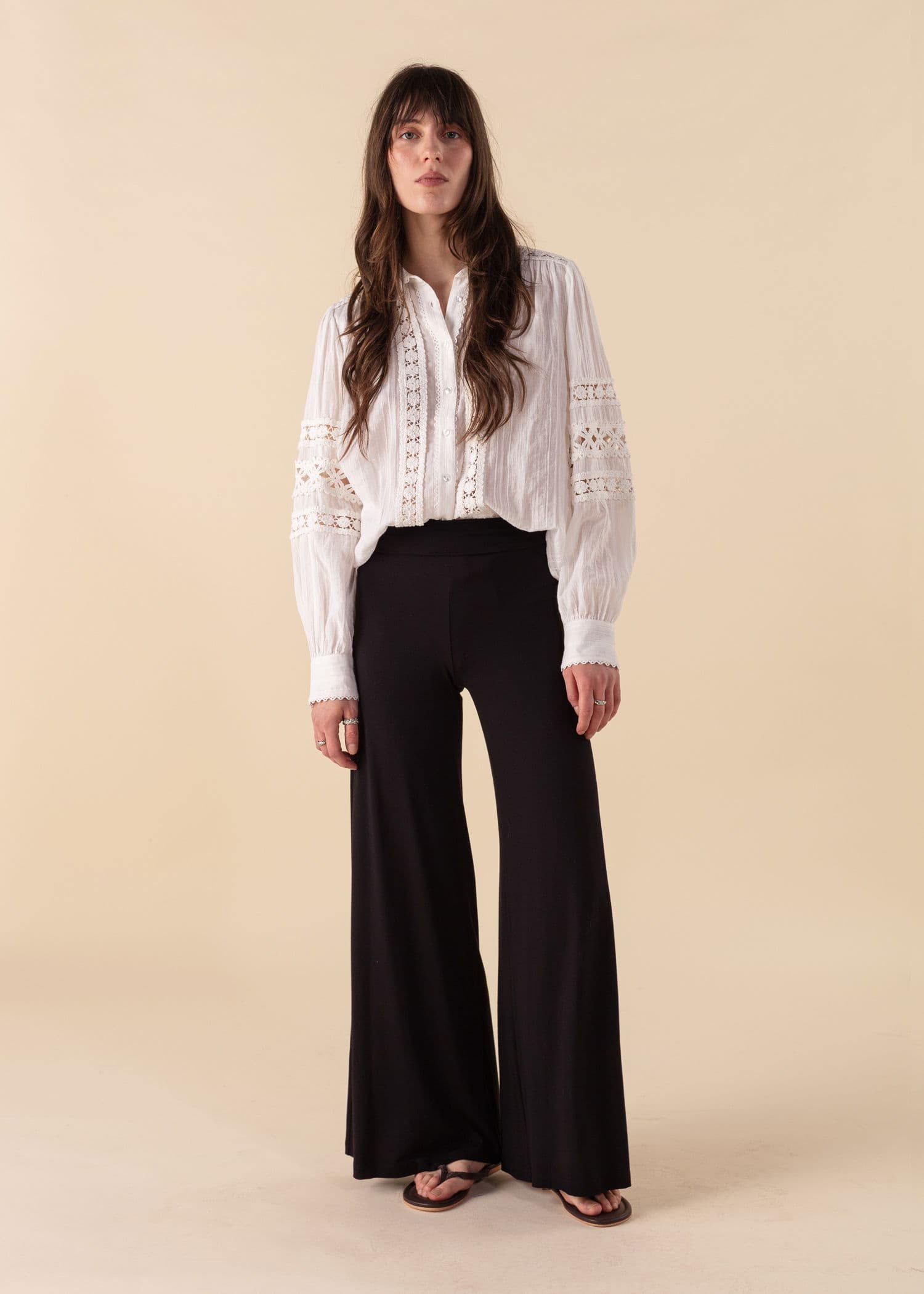 LILLEMOR Vide bukser med høy midje - Svart 1 - Indiska