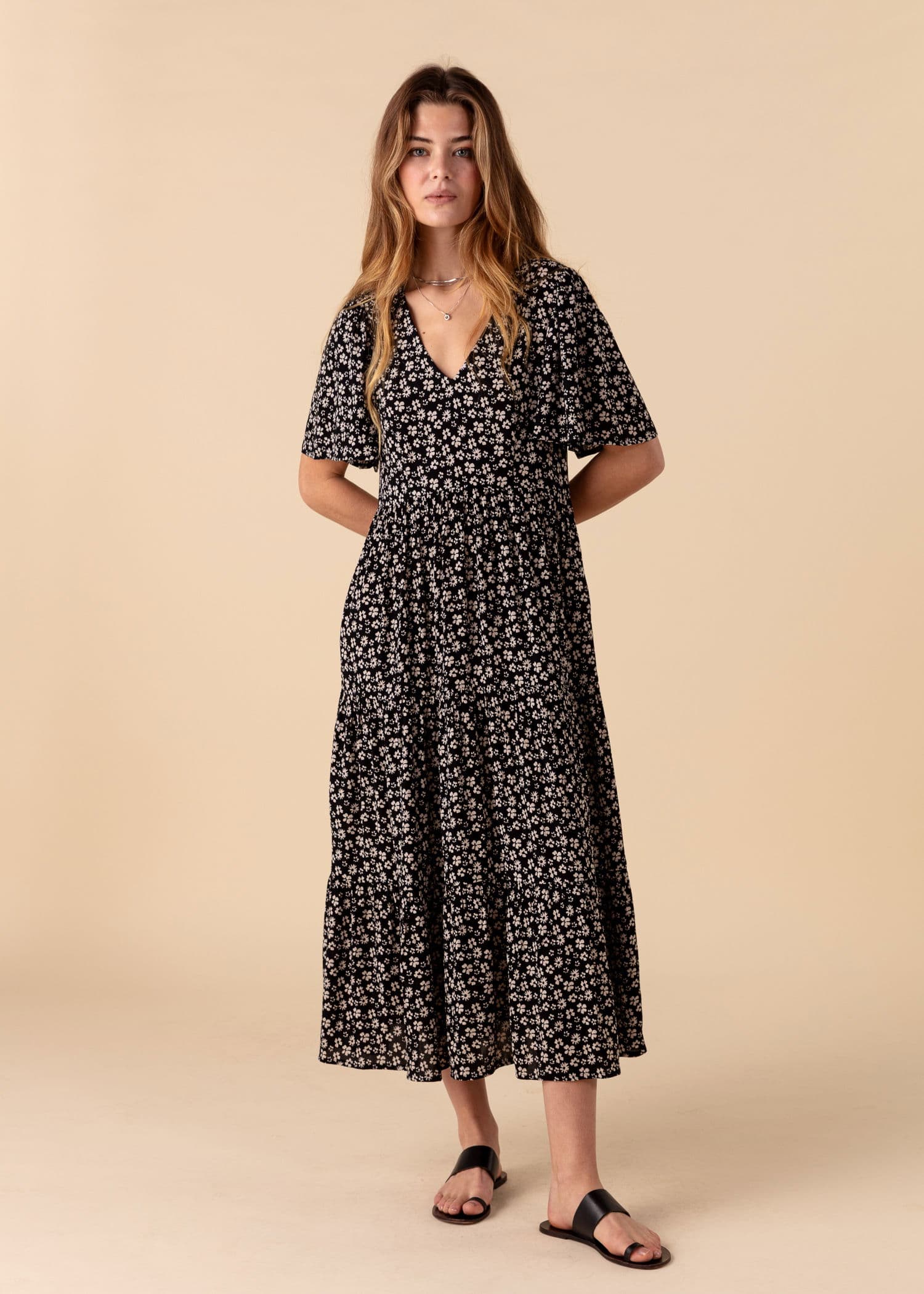 CARLY Midikjole med blomstermønster - Svart 1 - Indiska