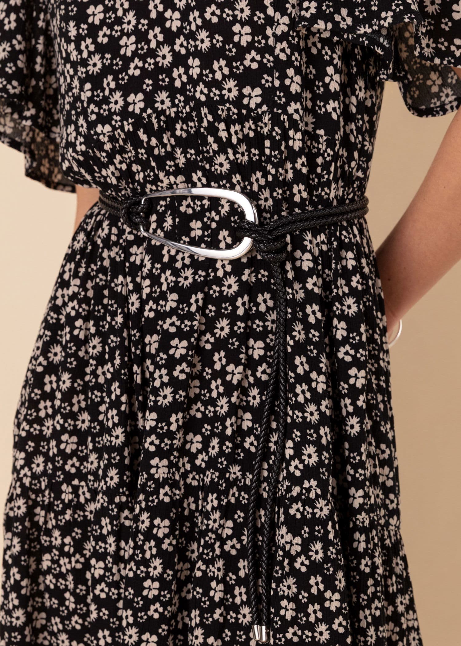 THIN Flettet belte med metallspenne - Svart 2 - Indiska