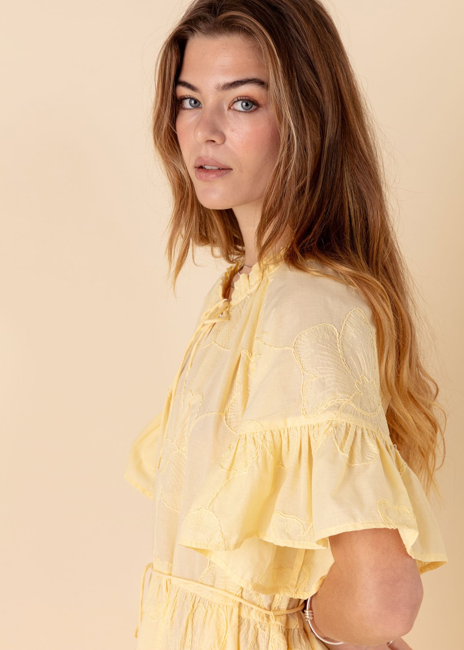 SUMAN Brodert kort kjole - Gul 3 - Indiska