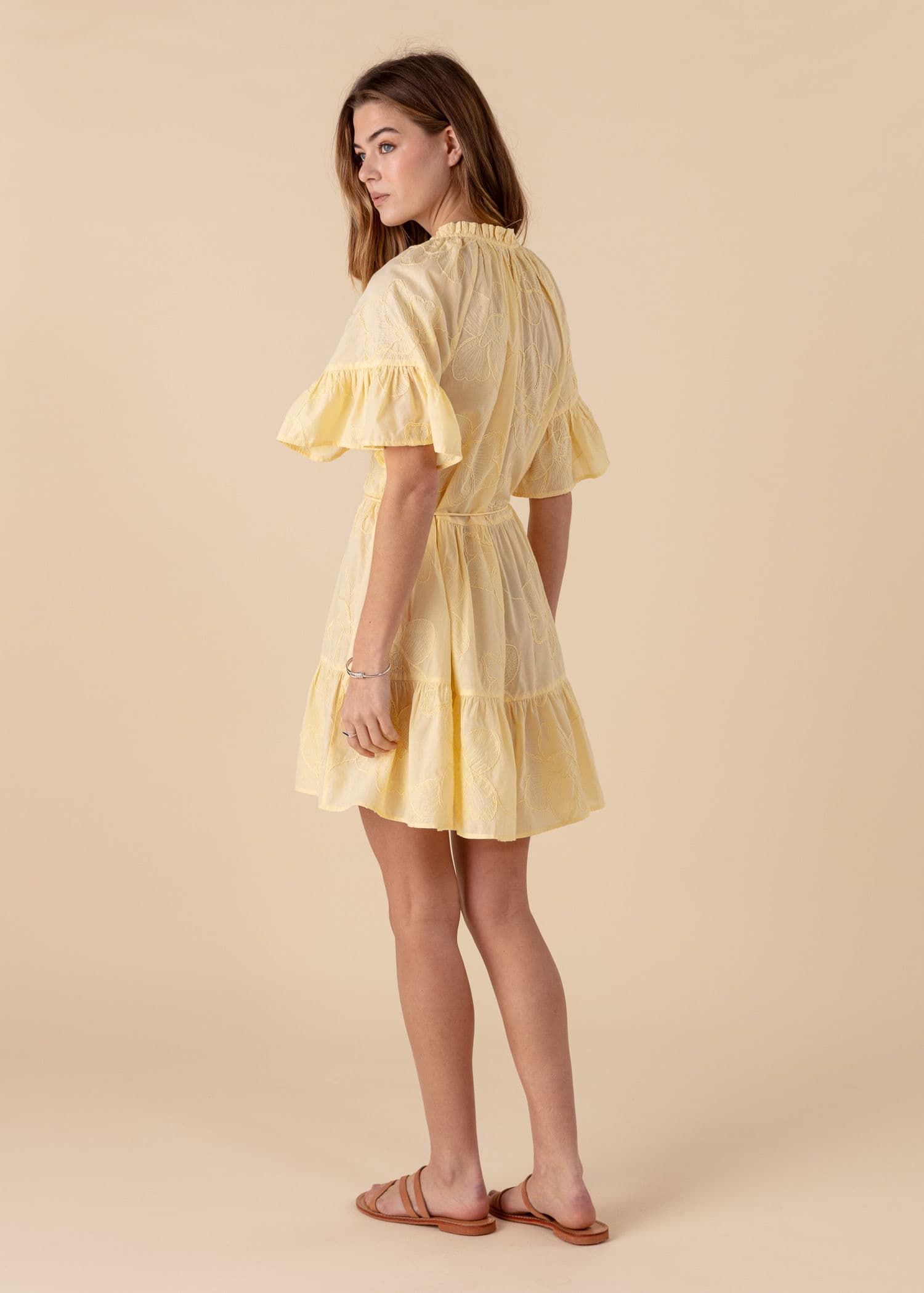 SUMAN Brodert kort kjole - Gul 4 - Indiska