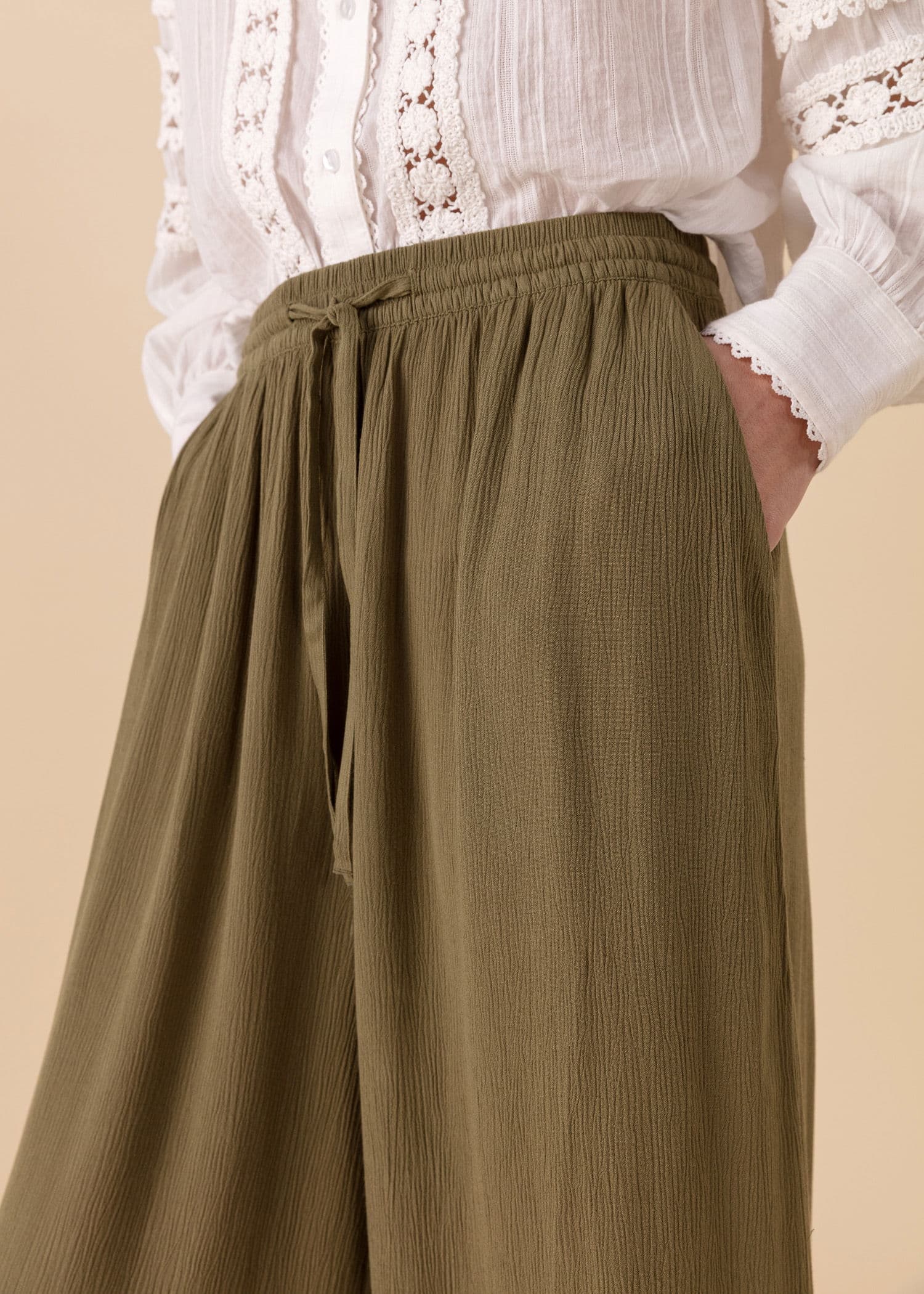 ELSIE Khakifärgade vida byxor med knyt - Grön 6 - Indiska