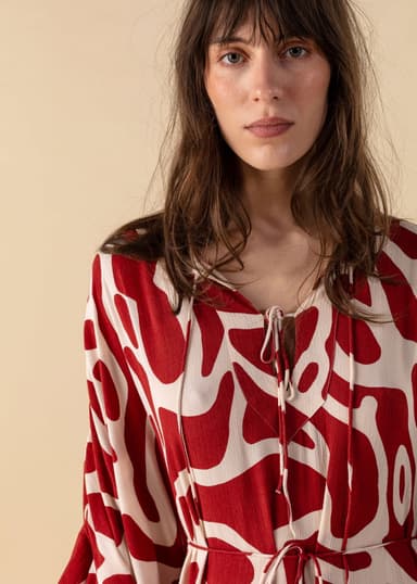 RUBY Mönstrad kaftan med volang - Röd 3 - Indiska