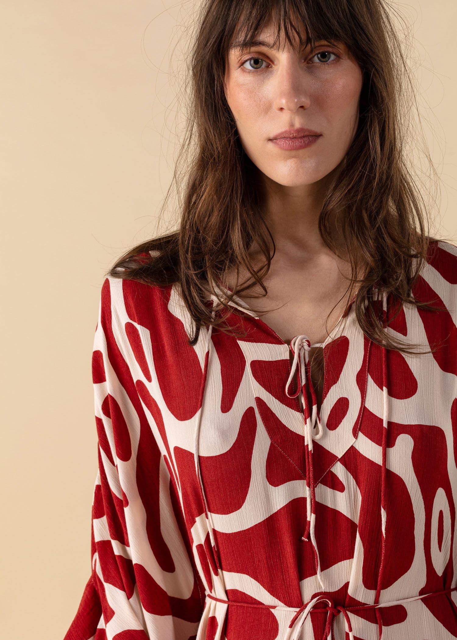 RUBY Mönstrad kaftan med volang - Röd 3 - Indiska