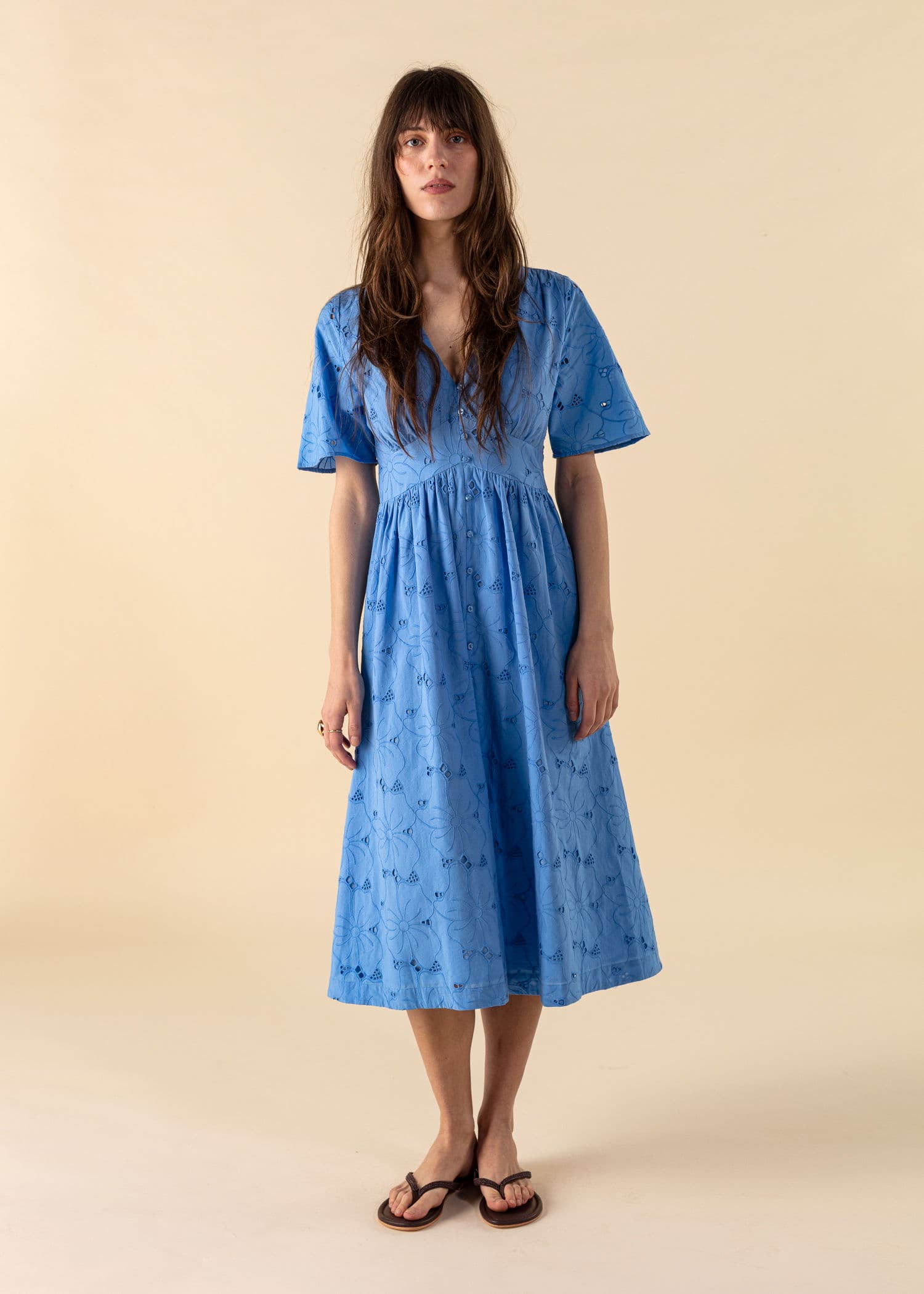 ANGELA Blomstret kjole i broderie anglaise - Blå 2 - Indiska