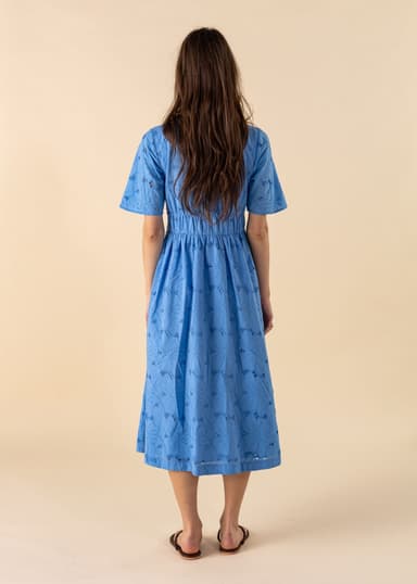 ANGELA Blomstret kjole i broderie anglaise - Blå 4 - Indiska