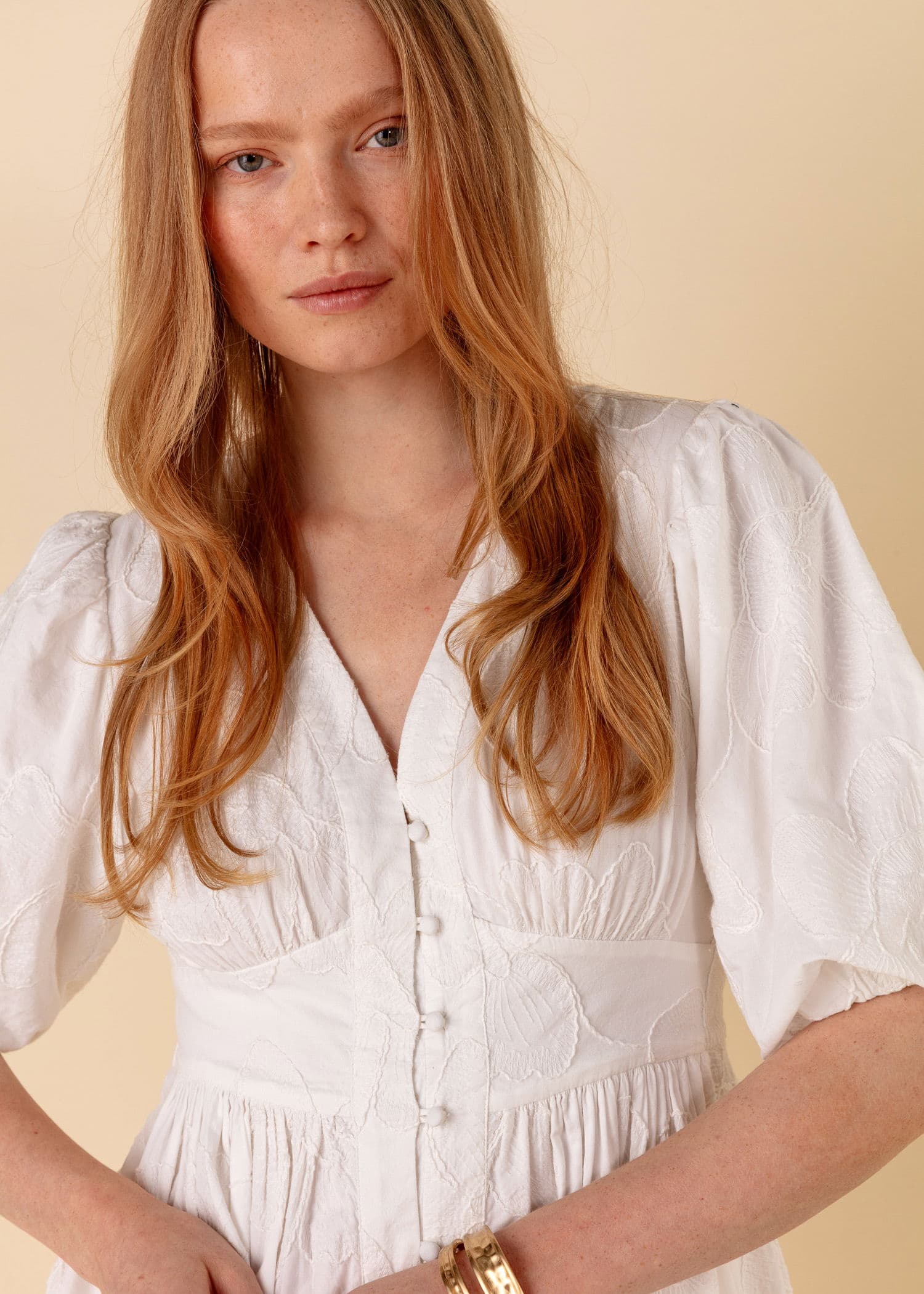 RIANNA Brodert puffermet kjole - Hvit 2 - Indiska