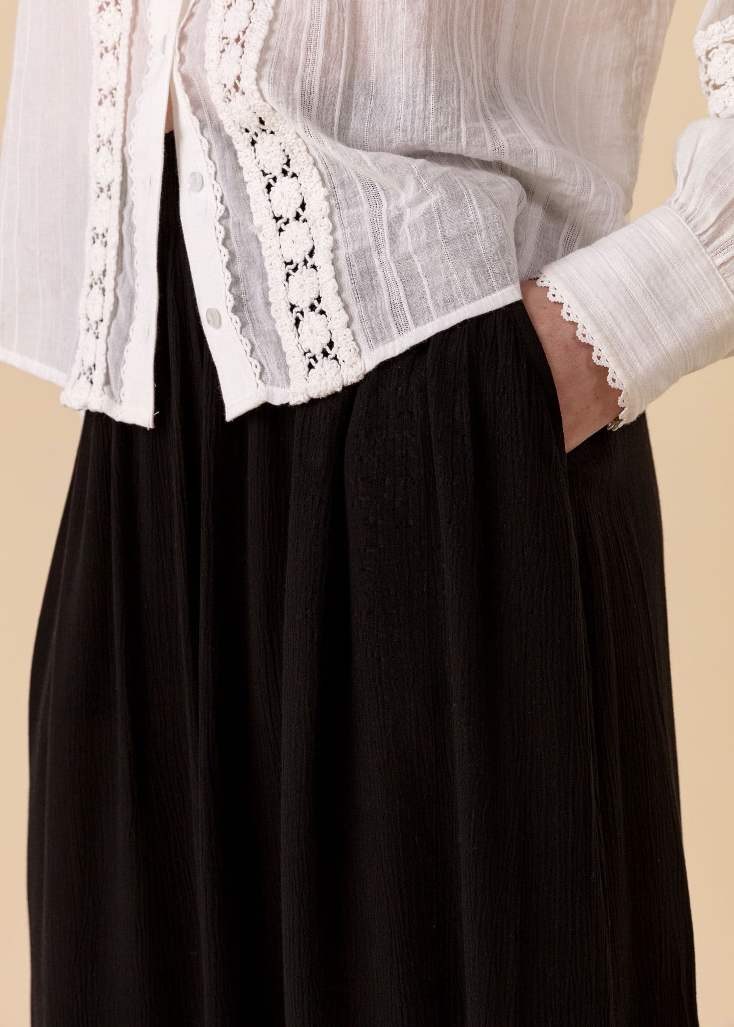 SIBEL Svart skrukkeskjørt - Svart 3 - Indiska