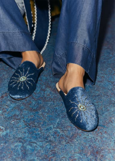 Velvet Broderte velourtøfler - Blå 1 - Indiska