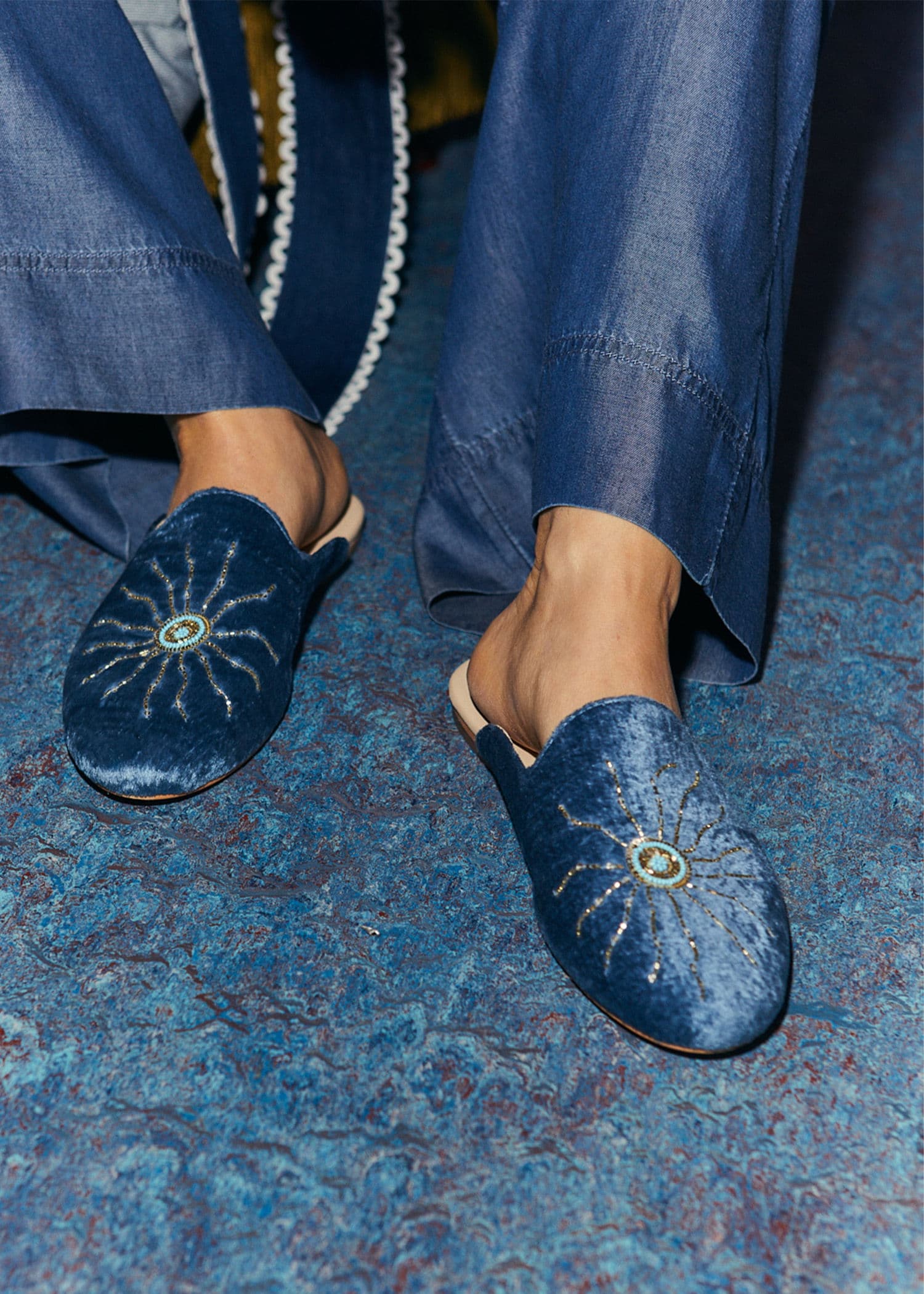 Velvet Broderte velourtøfler - Blå 1 - Indiska