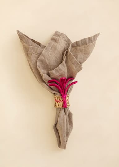 HIBISCUS Käsintehty rottinkinen lautasliinarengas - Vaaleanpunainen 1 - Indiska