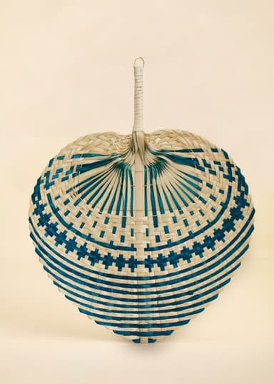 NIRA Handgjord fläkt i mangoträ - Blå 1 - Indiska