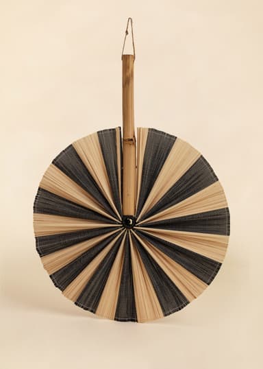 KAIRA Handgjord solfjäder i bambuträ - Svart 1 - Indiska