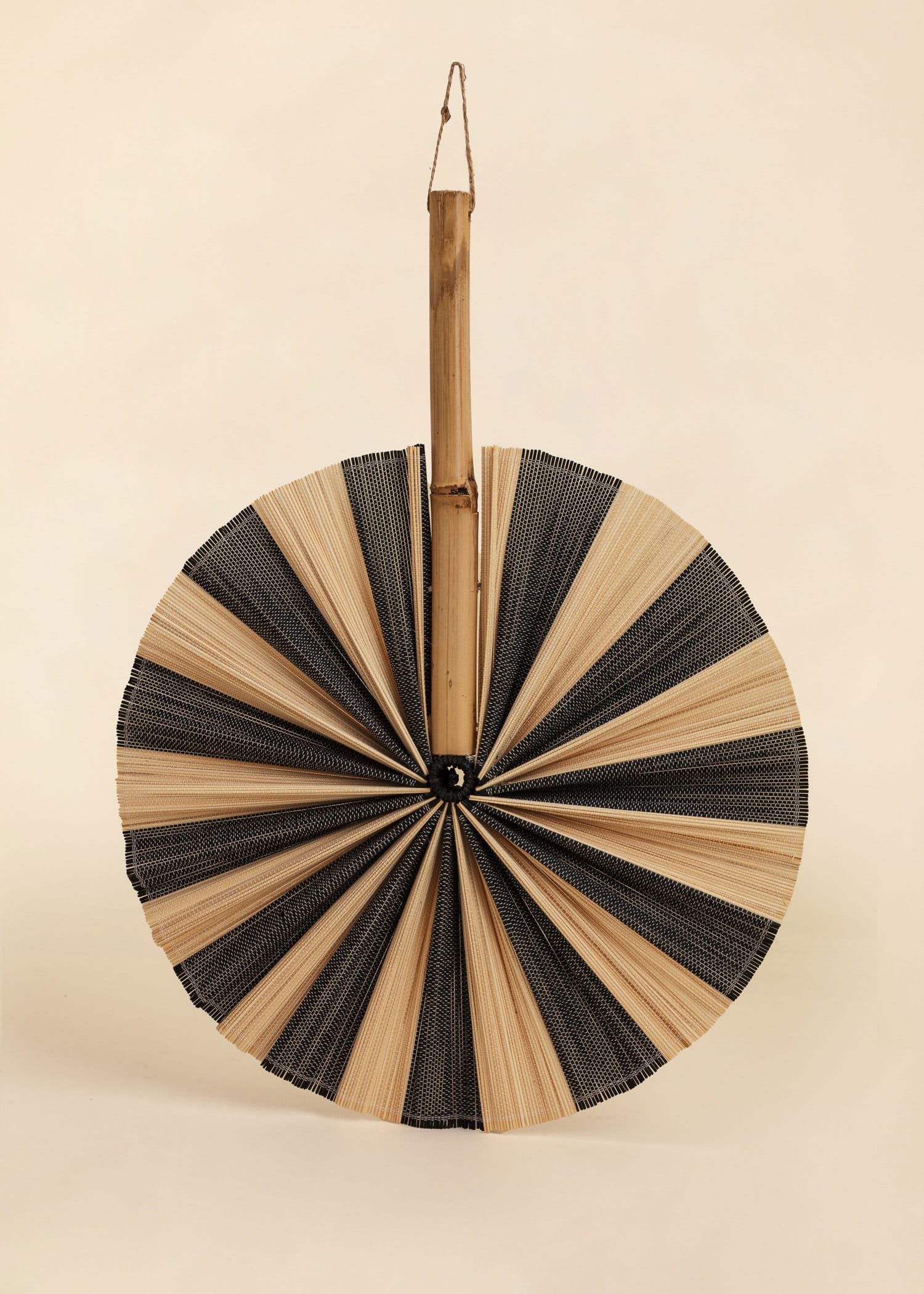KAIRA Handgjord solfjäder i bambuträ - Svart 1 - Indiska