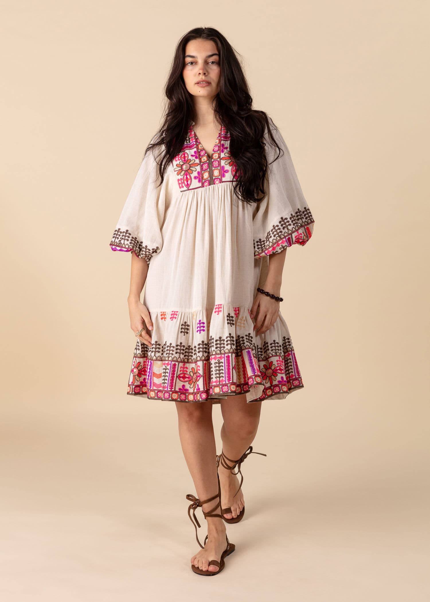 CELINE Lyhyt, kirjailtu mekko - Vaaleanpunainen 2 - Indiska